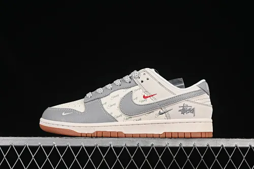 All categories Nk SB Dunk Series Nk SB Dunk Low High-end customization Low-top sneakers Nike SB Dunk Low Stusi co-branded Beige raw rubber Anniversary high-end customization Low-top casual sneakers XS6089-531